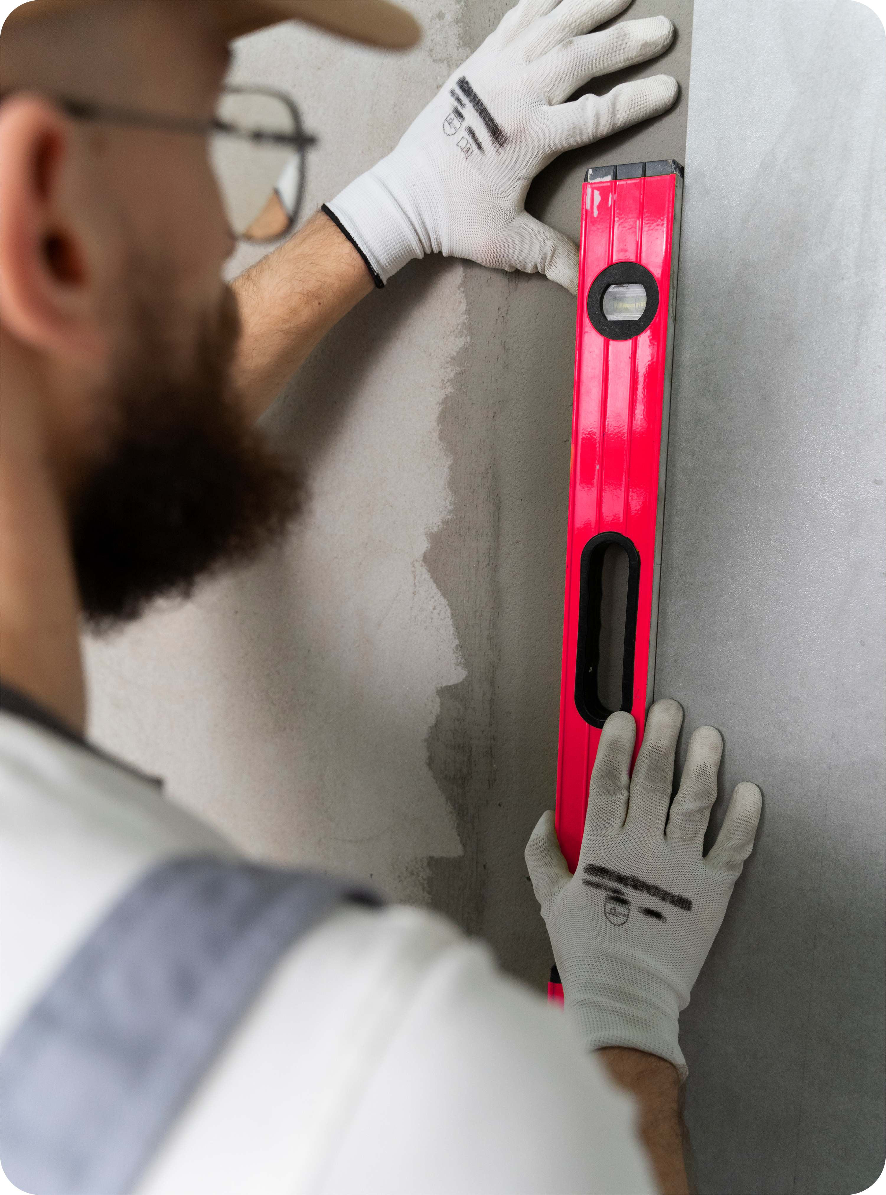 Técnico instalando control de asistencia