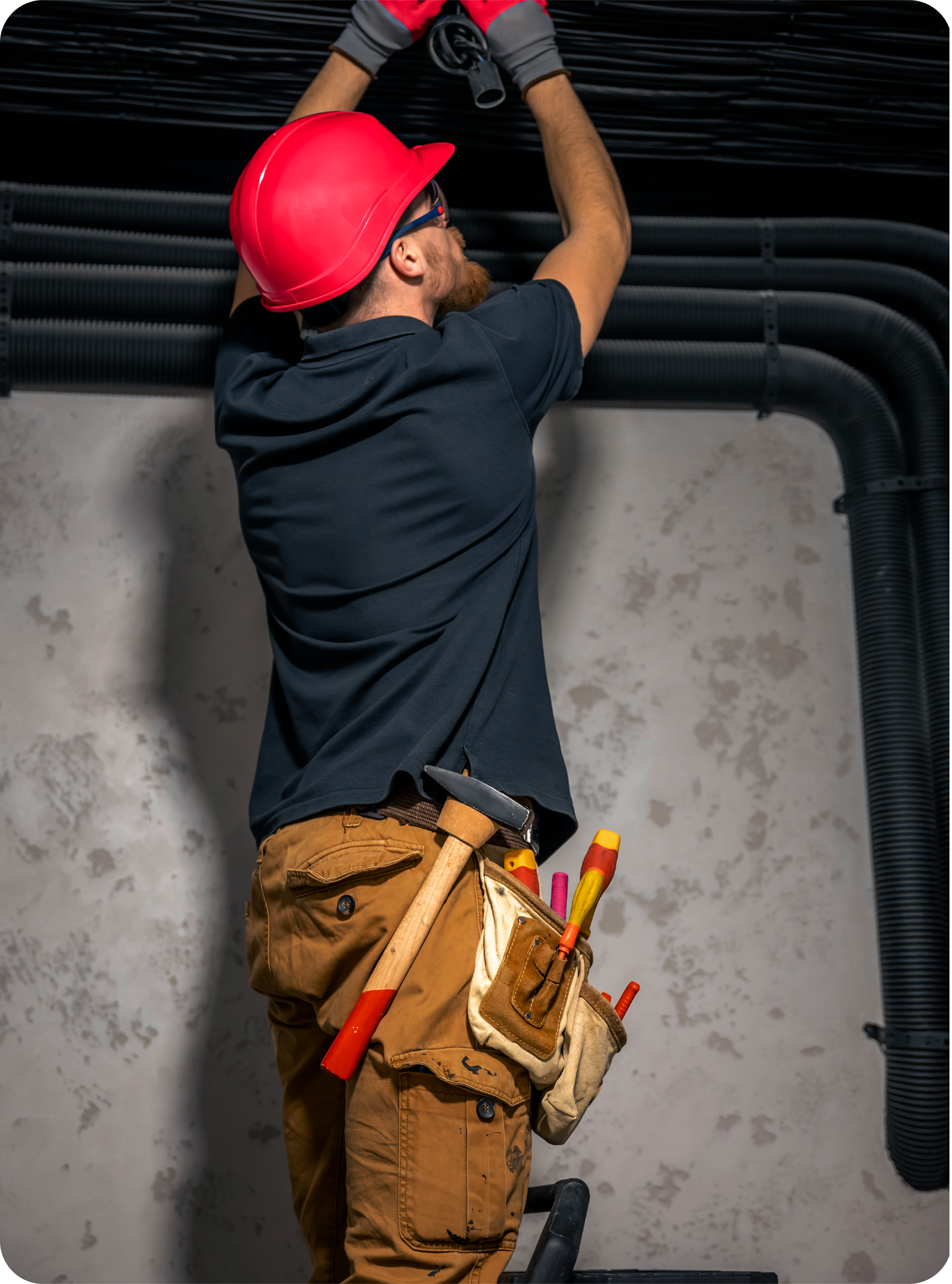 Técnico instalando control de asistencia