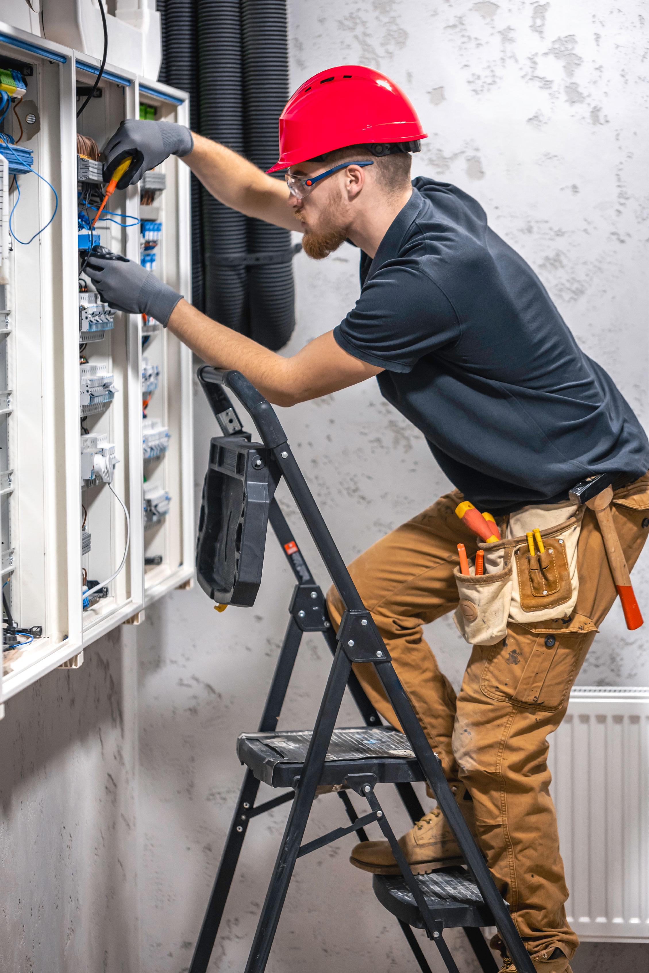 Técnico instalando control de asistencia