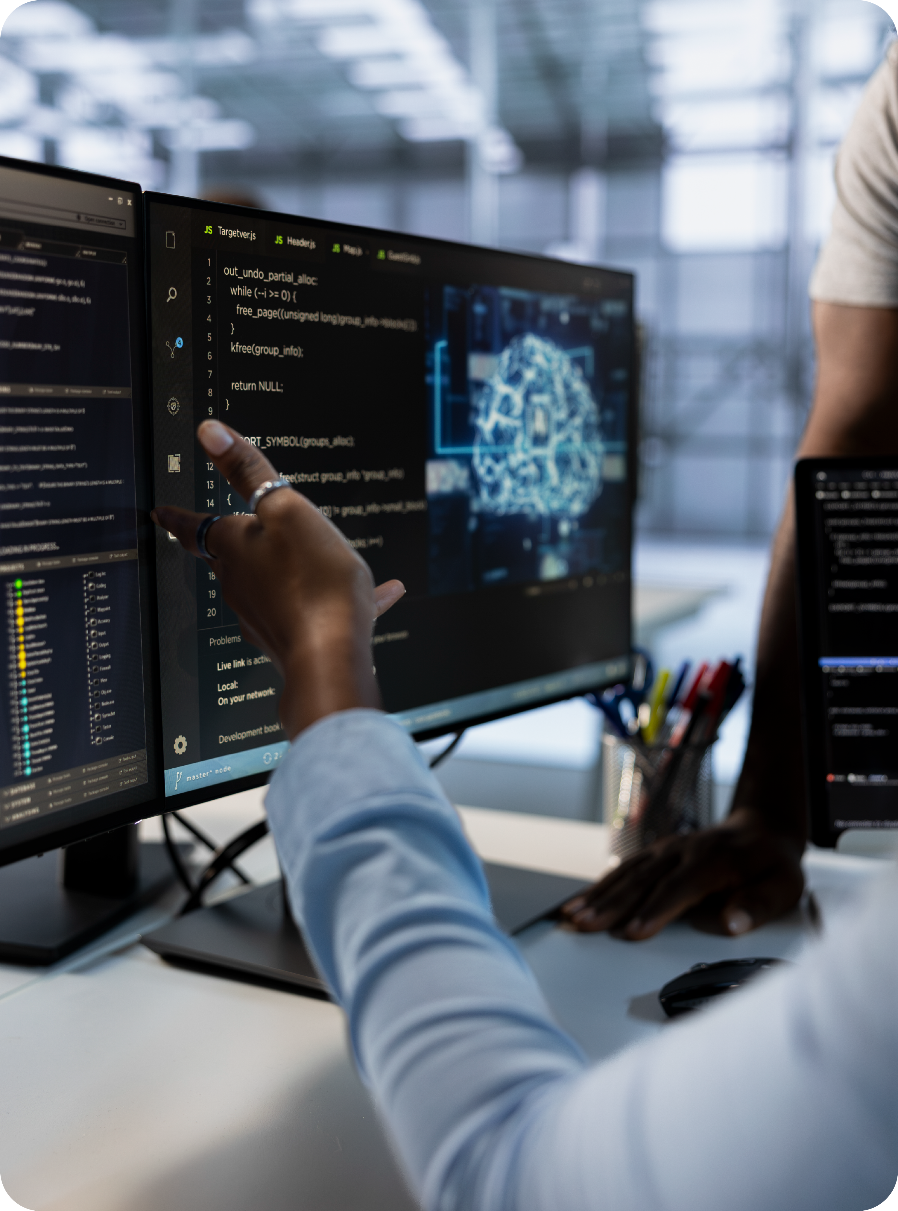 Técnico instalando control de asistencia